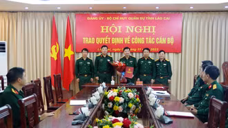 Đảng ủy Bộ Chỉ huy Quân sự tỉnh trao quyết định công tác cán bộ