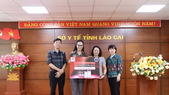 Trao tặng phần mềm hệ thống gửi đơn thuốc điện tử