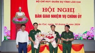 Bàn giao chức vụ Chính ủy Bộ Chỉ huy Quân sự tỉnh Lào Cai