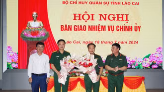 Bàn giao chức vụ Chính ủy Bộ Chỉ huy Quân sự tỉnh Lào Cai