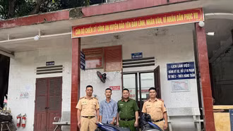 Công an huyện Bảo Yên trao trả xe mô tô đã mất cho công dân