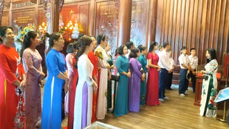 Đông đảo cán bộ, đảng viên và người dân trong tỉnh dâng hương, báo công với Bác tại Nhà lưu niệm Bác Hồ 