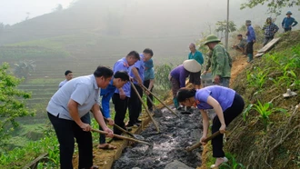 Viện Kiểm sát nhân dân tỉnh hỗ trợ vật liệu giúp xã Thanh Bình làm đường giao thông nông thôn