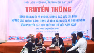 Bát Xát tổ chức truyền thông về bình đẳng giới, phòng chống bạo lực gia đình tại chợ phiên