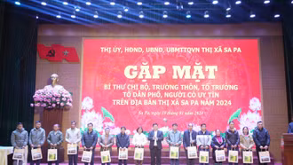 Gặp mặt hơn 300 bí thư chi bộ, trưởng thôn, tổ trưởng tổ dân phố, người uy tín 