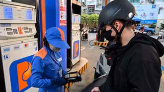 Giá xăng tăng mạnh, lên sát 25.000 đồng/lít