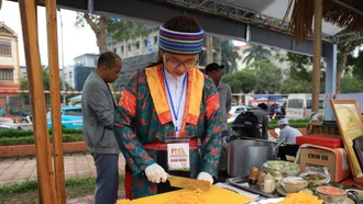 Thưởng thức hương vị mèn mén của người Mông trong từng sợi phở ngô