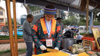 Thưởng thức hương vị mèn mén của người Mông trong từng sợi phở ngô