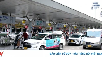 Tạm dừng hoạt động 2 hãng taxi tăng giá gấp 10 lần tại cảng Tân Sơn Nhất