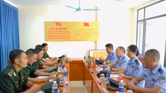 Giao lưu hữu nghị đồn - trạm tại biên giới Mường Khương 