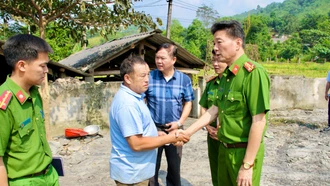 Công an tỉnh thăm hỏi, động viên gia đình có nạn nhân bị tử vong do cháy nhà tại xã Phong Niên, huyện Bảo Thắng 