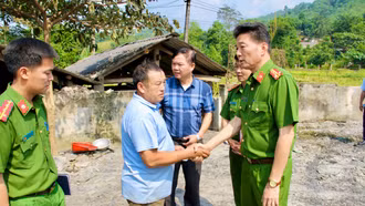 Công an tỉnh thăm hỏi, động viên gia đình có nạn nhân bị tử vong do cháy nhà tại xã Phong Niên, huyện Bảo Thắng 