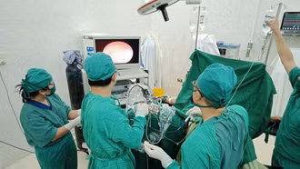 Thực hiện thành công kỹ thuật tán sỏi niệu quản ngược dòng tại Trung tâm Y tế huyện Si Ma Cai 