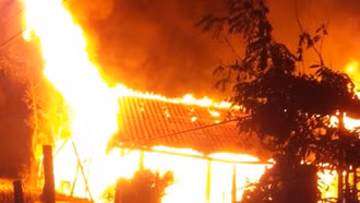 Hỏa hoạn thiêu rụi căn nhà gỗ 3 gian tại xã Trung Lèng Hồ