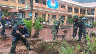 Lực lượng vũ trang huyện Bảo Thắng tham gia giúp đỡ trường học trên địa bàn