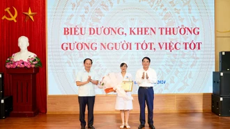 Biểu dương, khen thưởng nữ điều dưỡng cấp cứu kịp thời bé sơ sinh trên xe ta-xi