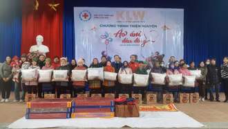 Trao quà cho người nghèo và học sinh có hoàn cảnh khó khăn tại xã Tả Ngài Chồ