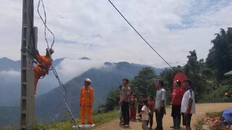 Điện về thắp sáng thôn Bản Toòng