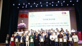 Vinh danh, trao thưởng các tổ chức, cá nhân tiêu biểu cho sự phát triển du lịch thị xã Sa Pa