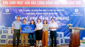 Trao 415 phần quà cho học sinh xã Nậm Tha (Văn Bàn) 