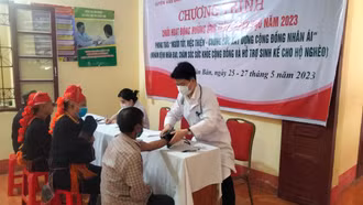 Văn Bàn: Khám bệnh nhân đạo và chăm sóc sức khỏe cộng đồng