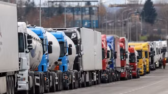 Những chiếc xe tải đầu tiên đi qua cửa khẩu Ukraine-Ba Lan sau các cuộc phong tỏa