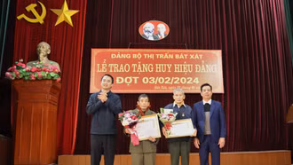 Bát Xát: 13 đảng viên được trao Huy hiệu Đảng đợt 3/2 