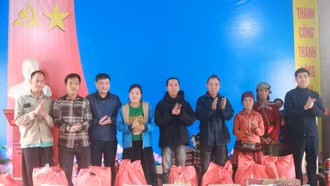 Văn phòng HĐND, UBND huyện Bát Xát hỗ trợ hộ nghèo xã Trịnh Tường