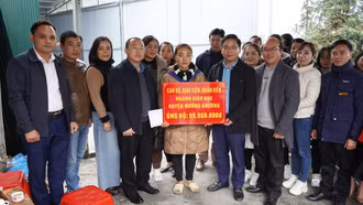 Trao gần 100 triệu đồng cho gia đình bị cháy nhà tại thôn Pha Long 2, xã Pha Long