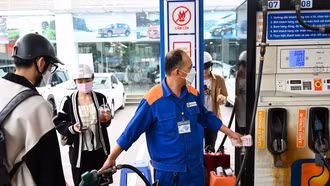 Giá xăng tăng mạnh, gần tới mốc 23.000 đồng/lít