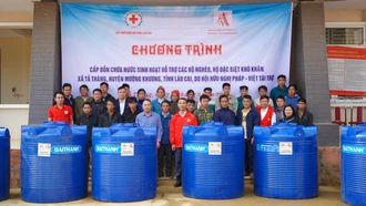 Hội Chữ thập đỏ tỉnh Lào Cai trao 25 bồn chứa nước sinh hoạt cho hộ nghèo, hộ đặc biệt khó khăn xã Tả Thàng