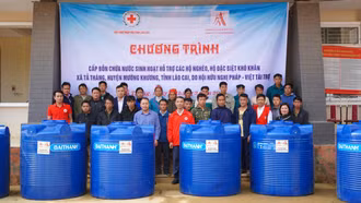 Hội Chữ thập đỏ tỉnh Lào Cai trao 25 bồn chứa nước sinh hoạt cho hộ nghèo, hộ đặc biệt khó khăn xã Tả Thàng