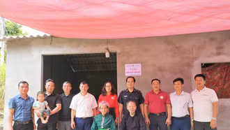 Bàn giao nhà "Chữ thập đỏ" cho gia đình khó khăn