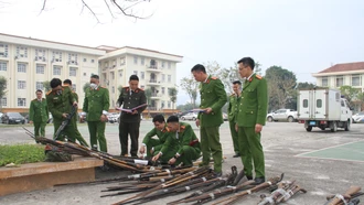 Công an tỉnh Lào Cai tiếp nhận hơn 400 súng tự chế và công cụ hỗ trợ