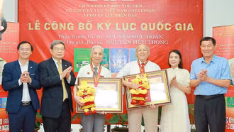 Trao chứng nhận kỷ lục cho hai bộ sách về chăm sóc sức khỏe từ rau quả