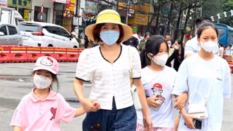 Nhộn nhịp khách du lịch xuất cảnh qua biên giới 