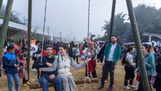 Du khách nước ngoài thích thú tham gia Lễ hội Gầu tào dân tộc Mông