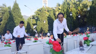 Đoàn đại biểu tỉnh Lào Cai dâng hương viếng Nghĩa trang Liệt sĩ Quốc gia Vị Xuyên