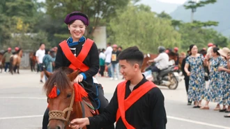 Diễu diễn đường phố - nét độc đáo của Festival Cao nguyên trắng Bắc Hà