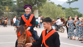 Diễu diễn đường phố - nét độc đáo của Festival Cao nguyên trắng Bắc Hà