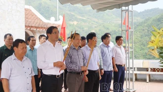 Chủ tịch UBND tỉnh Trịnh Xuân Trường và đoàn công tác viếng Đền thờ các anh hùng liệt sĩ điểm cao 468