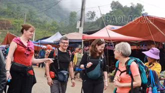Lên Cốc Ly xem du khách nước ngoài dạo chơi chợ phiên
