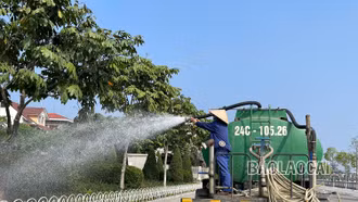 Người lao động vất vả giữa thời tiết nắng nóng