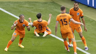 Hà Lan loại Thổ Nhĩ Kỳ nhờ hai bàn trong 6 phút