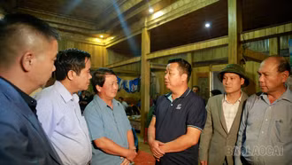 Bộ trưởng Hầu A Lềnh thăm hỏi các gia đình bị thiệt hại do lũ ống tại Sa Pa