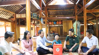 Đồng chí Dương Đức Huy, Trưởng Ban Tuyên giáo Tỉnh ủy thăm, tặng quà thân nhân liệt sĩ, dân công hỏa tuyến tham gia Chiến dịch Điện Biên Phủ tại Bảo Yên