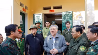 Đồng chí Ủy viên Bộ Chính trị Nguyễn Hòa Bình thăm, động viên các lực lượng chữa cháy rừng Hoàng Liên