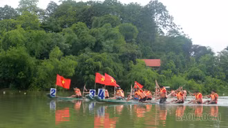 Hàng nghìn người đổ về xem đua mảng trên sông Chảy