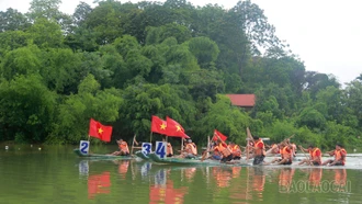 Hàng nghìn người đổ về xem đua mảng trên sông Chảy