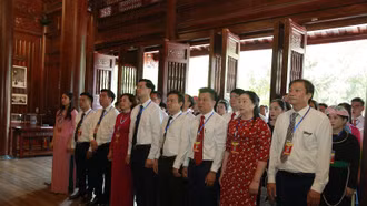 Đoàn đại biểu dự Đại hội đại biểu Hội Nông dân tỉnh dâng hương tưởng niệm Chủ tịch Hồ Chí Minh và các Anh hùng liệt sĩ